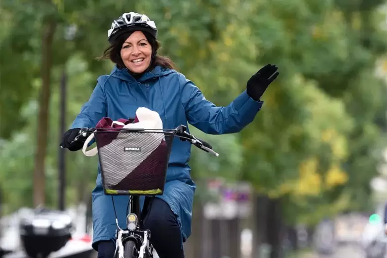 La alcaldesa Anne Hidalgo se muestra en bicicleta por las calles de Pars.