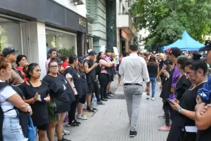 La "fila contra el hambre", se centró en la Ciudad de Buenos Aires, pero buscará replicarse en todas las dependencias del país.