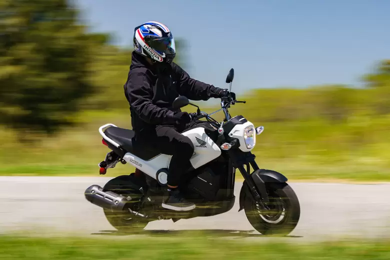 La Honda NAVi es una moto urbana, baja y que pesa 104 kilos.