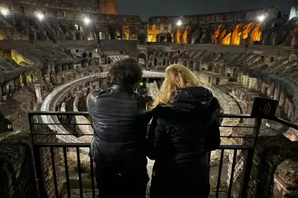 Javier, con su hermana Karina, aprecian el Coliseo en Roma