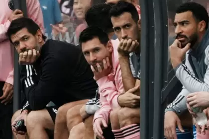 Messi se qued todo el partido en el banco de suplentes en Hong Kong