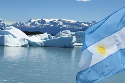 Argentina reivindica soberanía sobre el sector definido por el paralelo 60° Sur y el Polo Sur, y los meridianos 25° y 74° de longitud Oeste.