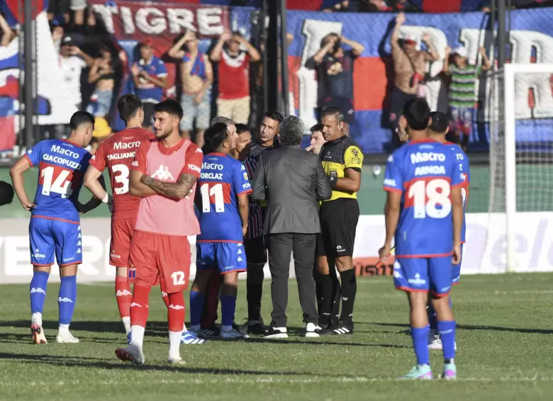 Violencia en la Copa Argentina: un jugador de Chacarita fue herido por un botellazo de un hincha de Tigre