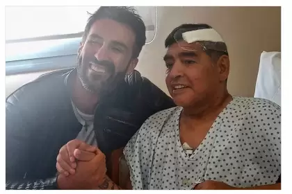 El cirujano Leopoldo Luque con Diego Maradona.