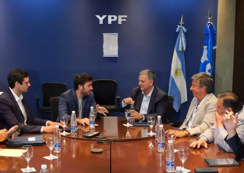 El presidente de YPF, Horacio Marn, con el gobernador de Chubut, Ignacio Torres.