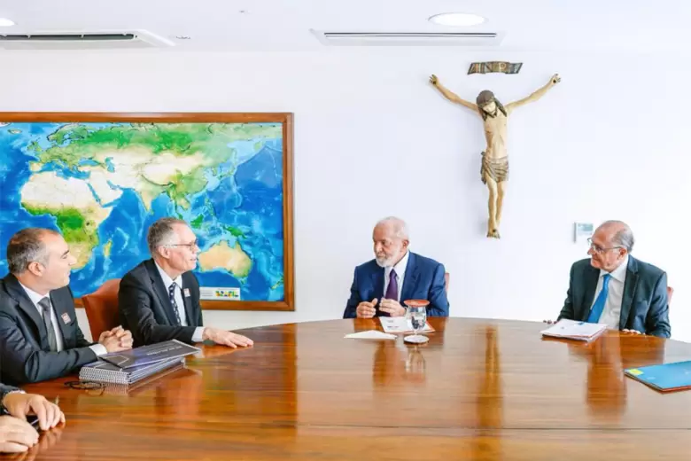 El presidente Lula da Silva con el CEO de Carlos Tavares y otras autoridades de Stellantis.