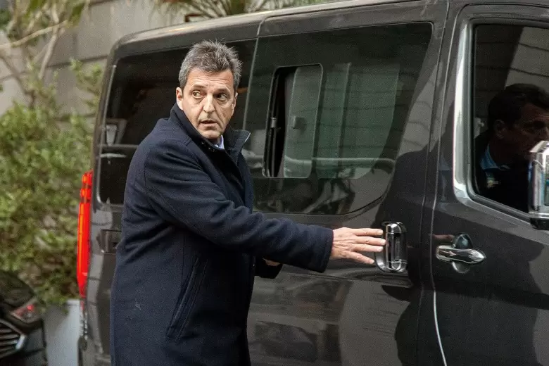 Sergio Massa sube a la Toyota HiAce, su auto preferido. Archivo.
