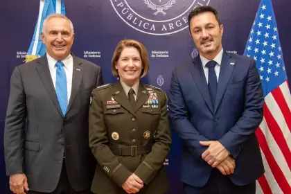 Marc Stanley, Laura Richardson y Luis Petri sonren tras la reunin que mantuvieron esta maana en el Ministerio de Defensa