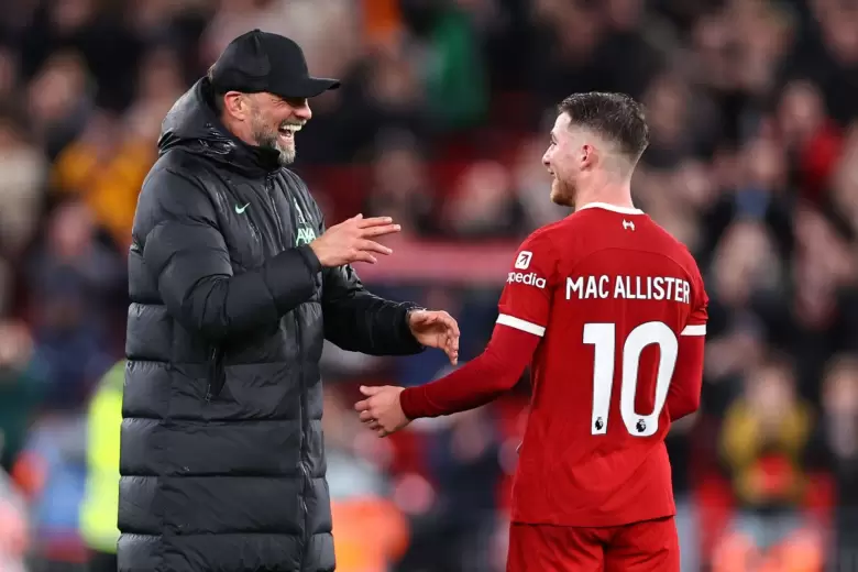 Jürgen Klopp y Alexis Mac Allister