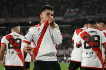El "Diablito" Echeverri es uno de los talentos más prometedores del fútbol argentino.