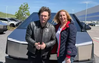 Javier Milei y su hermana Karina se subieron a la Tesla Cybertruck.