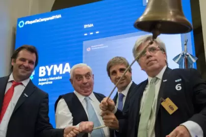 Ernesto Allaria cuando asumi en BYMA, junto al actual ministro de Economa Luis Caputo y a Anselmo Gabi.