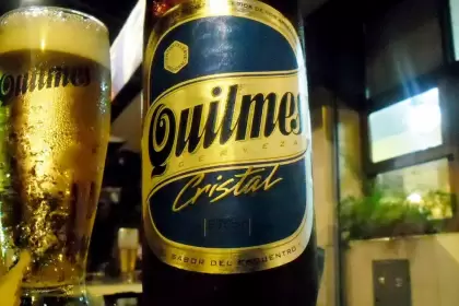 Cerveza Quilmes fija el precio de su botella de litro retornable por 3 meses y canjea envases vacos por cerveza