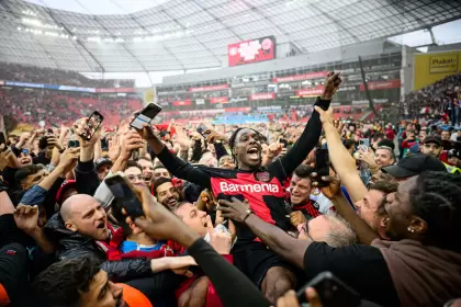 El futbolista Jeremie Frimpong festejando el ttulo con los hinchas del Bayer Leverkusen