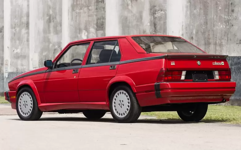 El nombre "Milano" se us en el Alfa Romeo 75, a mediados de los aos 80.