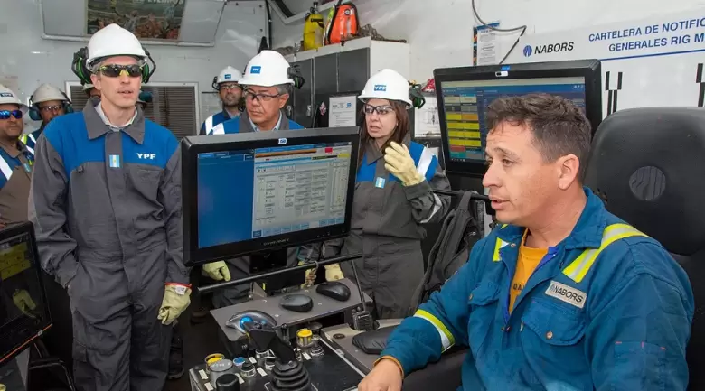 Figueroa y la ministra de Capital Humano, Sandra Pettovello recorrieron las instalaciones en Vaca Muerta.