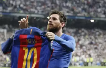 Tras marcar el tercer gol del Barcelona, Messi se sac la camiseta y se la mostr a los hinchas del Real Madrid