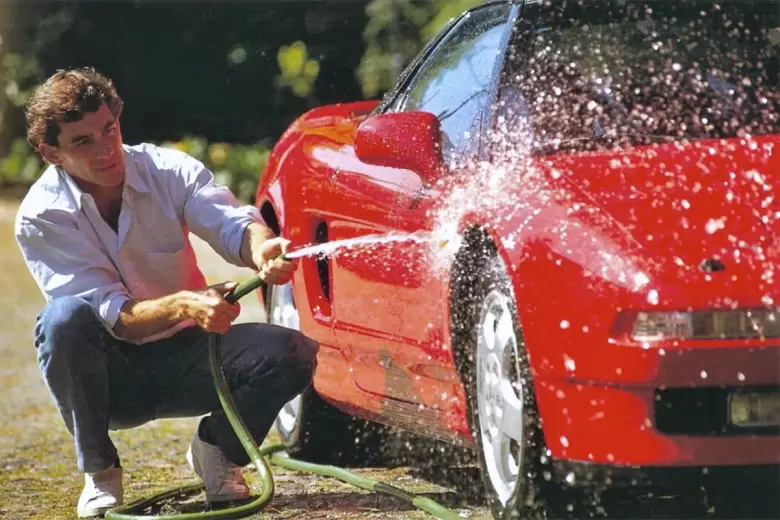 Una de las fotos ms recordadas de Ayrton Senna, lavando su Honda.