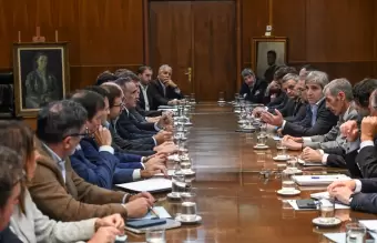 Luis Caputo reunido con los principales referentes de las empresas de gas y generacin en el Palacio de Hacienda.