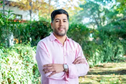 El empresario Carlos Lobos Silva lanzando una nueva empresa dedicada a la venta de parcelas en Chile.