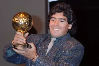 Maradona recibi el Baln de Oro por haber sido el mejor jugador del Mundial de 1986 con la Seleccin Argentina