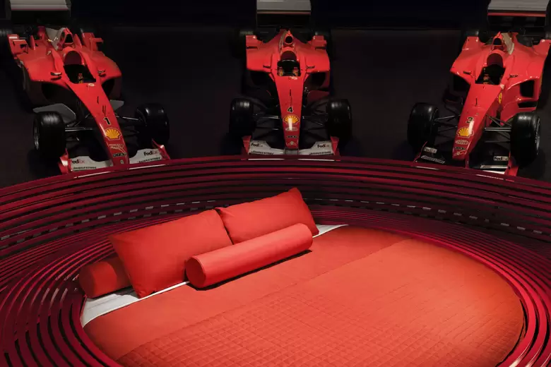 La cama est hecha con el mismo cuero de los tapizados de los autos que salen de Maranello.