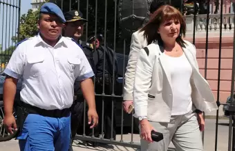 La ministra de Seguridad, Patricia Bullrich, junto al polica Luis Chocobar.