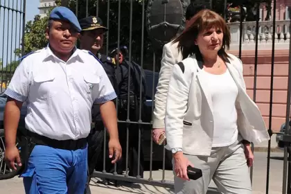 La ministra de Seguridad, Patricia Bullrich, junto al polica Luis Chocobar.