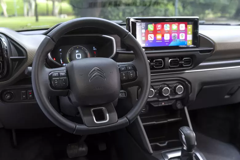 Incorpora una pantalla multimedia tctil de 10" compatible con Android Auto y Apple CarPlay inalmbrico.