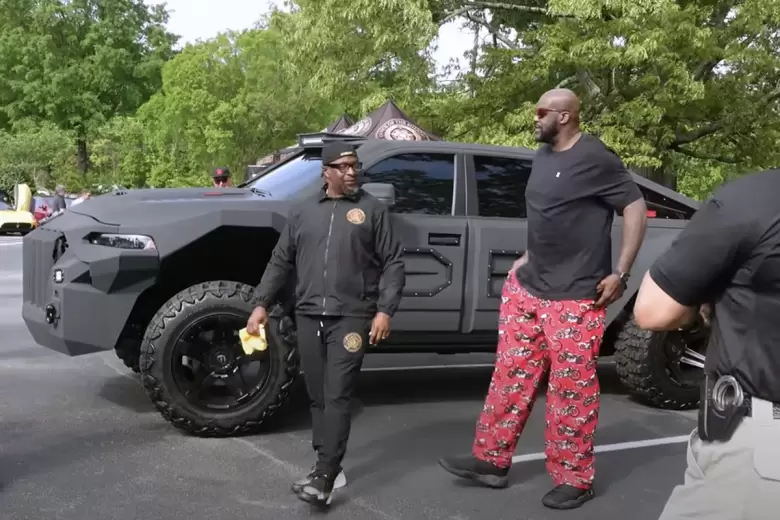 Shaquille O'Neal baja de su nuevo juguete, el "Apocalypse".
