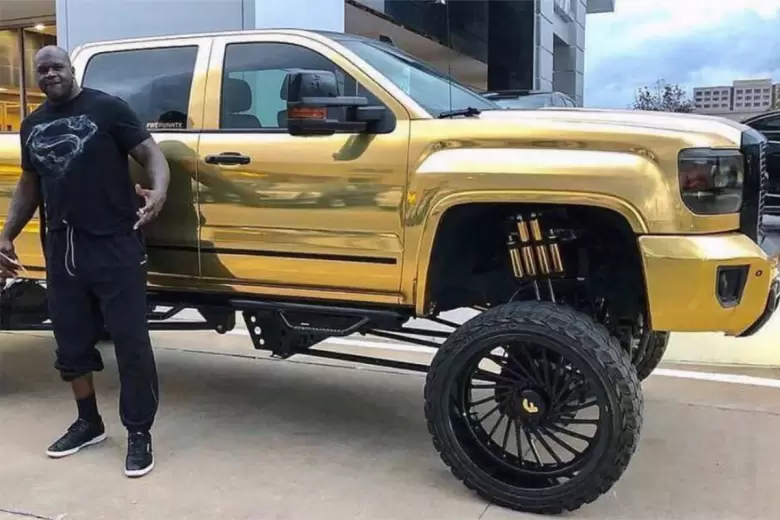 La GMC Sierra dorada del ex-jugador de la NBA.