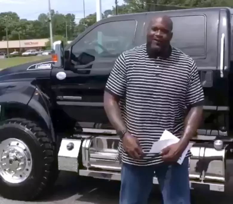 Hace unos años compró un Ford F-650, una especie de mini-camión, acorde a su tamaño.