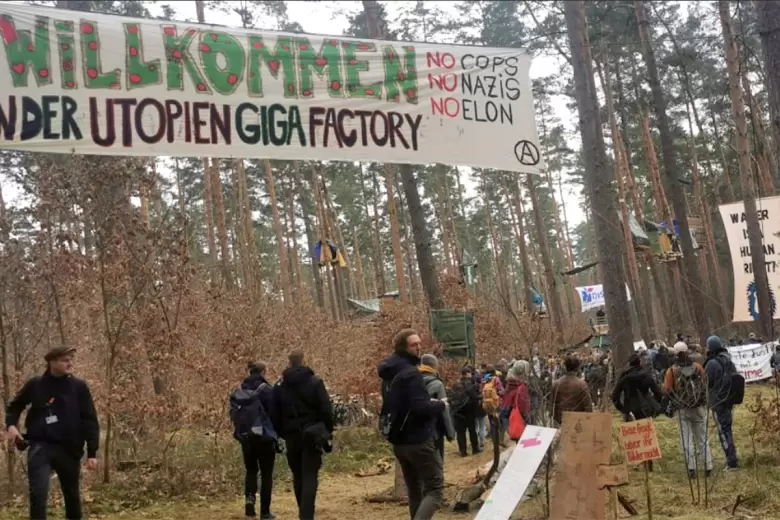 Las pancartas contra Tesla en el bosque de Grnheide lindero a la planta que busca expandirse.