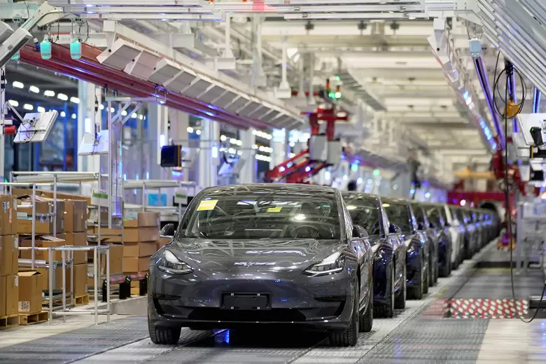 Lnea de produccin de Tesla en su gigafbrica de China, donde est perdiendo mercado con competidores locales.