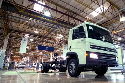 Volkswagen oficializ la produccin en serie de camiones y buses en Crdoba