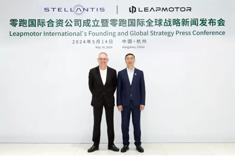 Carlos Tavares, director general de Stellantis, y Zhu Jiangming, director general de Leapmotor hicieron el anuncio en China.