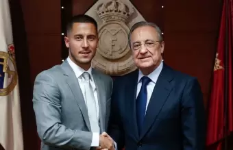 Hazard junto a Florentino Prez, presidente del Real Madrid, en su presentacin como jugador del club