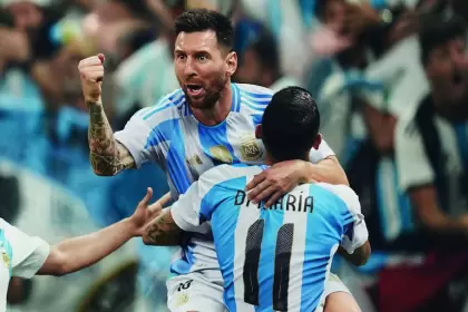 Abrazo entre Messi y Di Mara.