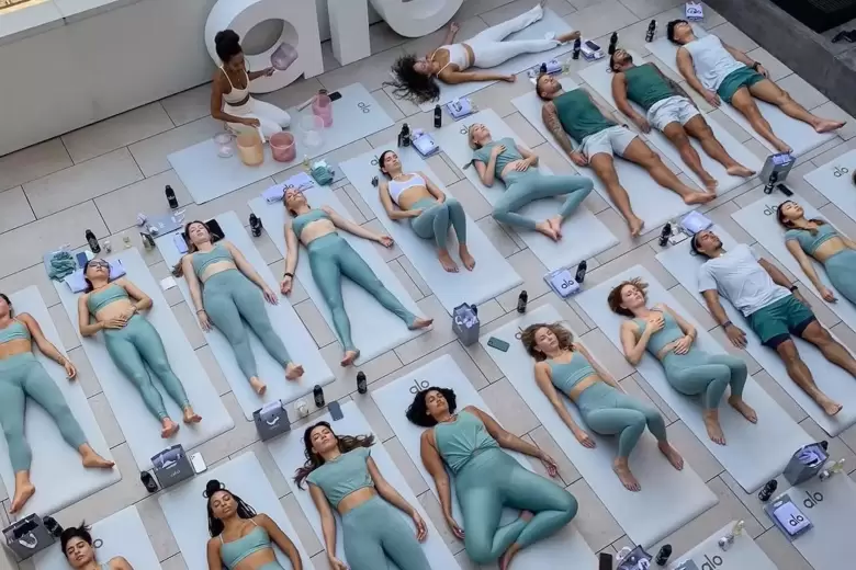 La sede de Alo en Beverly Hills cuenta con estudios de yoga, gimnasios y otras instalaciones.