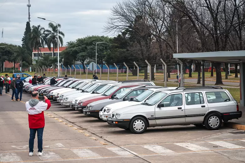Los integrantes del "Ford Sierra Fans Club" se acercaron con sus unidades a la planta de Ford Argentina en Pacheco.