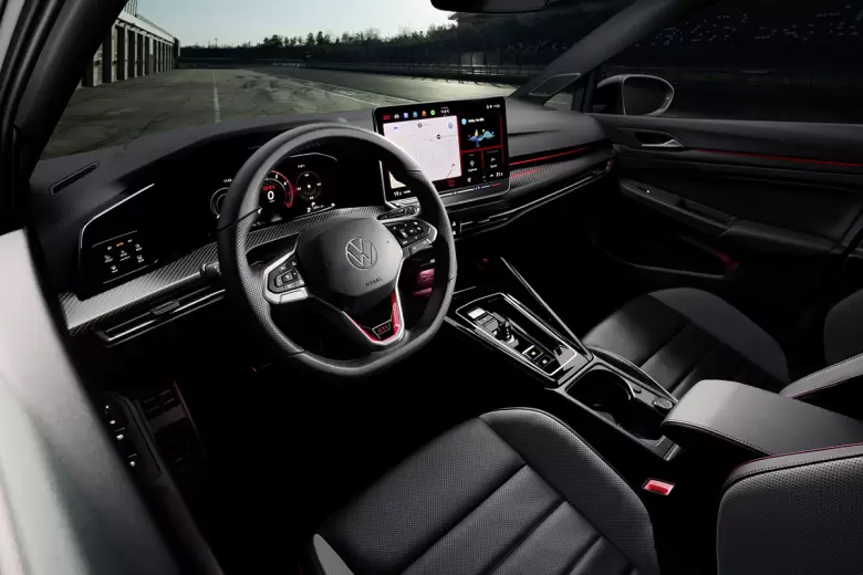 Su interior est dominado por el instrumental 100% digital y su nueva multimedia, adems del head up display.