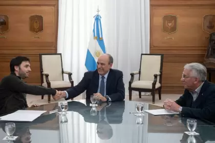 El jefe de Gabinete Guillermo Francos junto al gobernador de Chubut, Ignacio "Nacho" Torres, este mircoles en Casa Rosada.