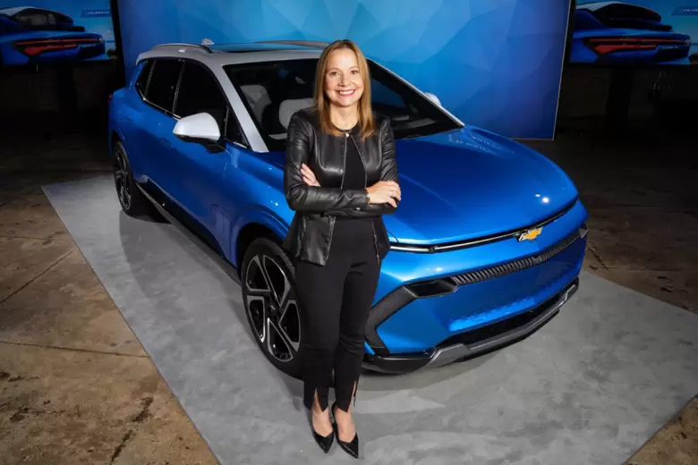 Mary Barra, CEO de GM, posa junto a la Nueva Chevrolet Equinox EV.