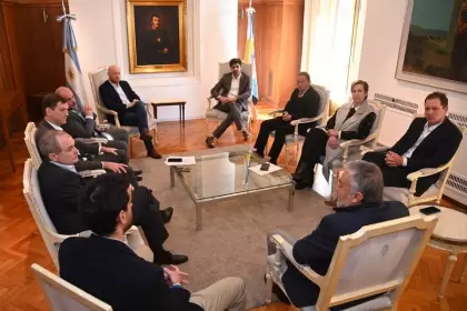 Funcionarios y directivos de Genneia en la Casa de Gobierno de Mendoza en el marco del anuncio de las inversiones