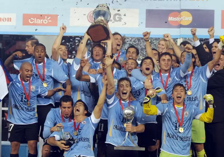 El capitn de la Seleccin Uruguaya de ftbol, Diego Lugano, levanta la Copa Amrica 2015