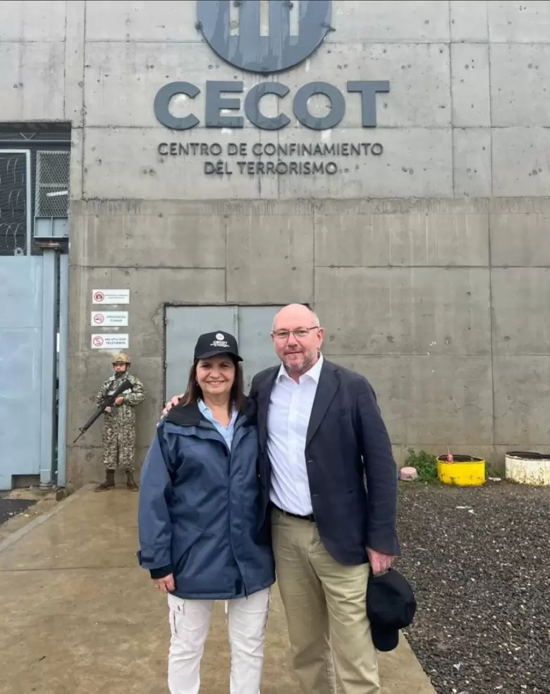 Patricia Bullrich y Alberto Fohrig en El Salvador.