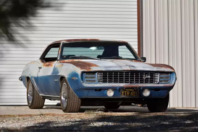 Se trata de un Camaro Z28 Rally Sport de 1969 color Azul Le Mans.