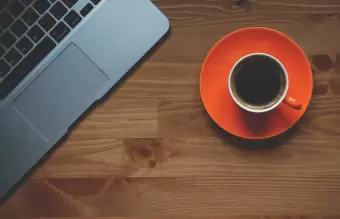El coffee badging puede afectar la productividad y el ambiente laboral.