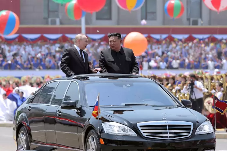 Kim Jong Un pase a Vladimir Putin en un Mercedes-Maybach S 600 Pullman que ya es un emblema de su Gobierno.