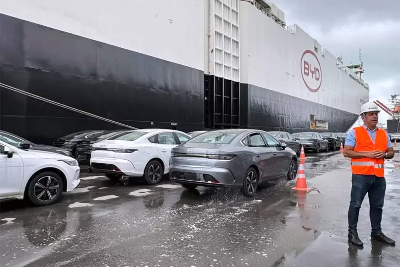 BYD llegó en mayo a Brasil con barco propio y descargó más de 5 mil autos electrificados traídos desde China.